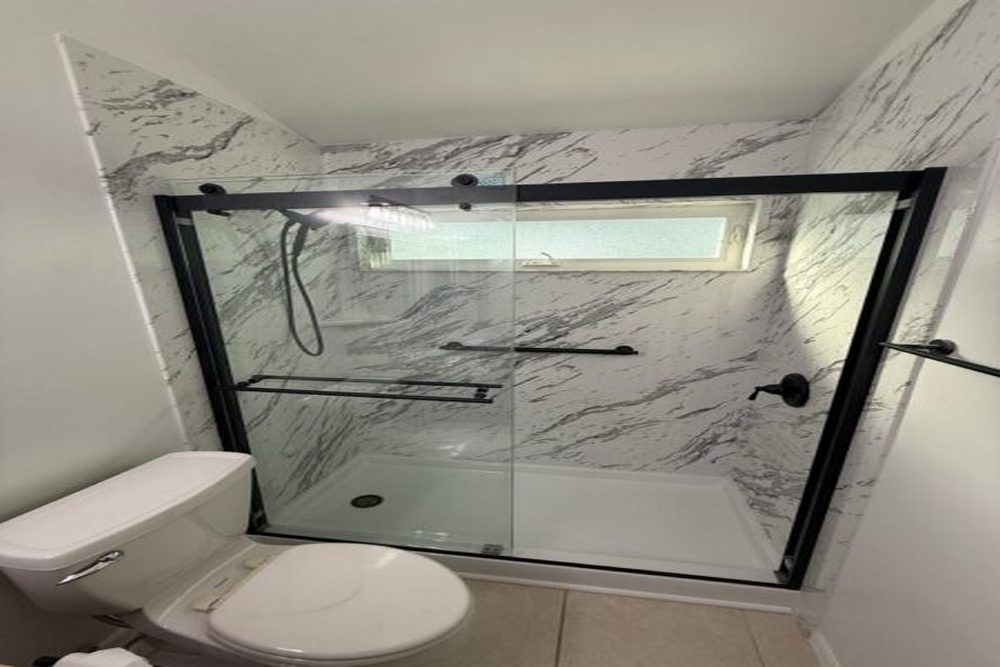 Why Walk-In Showers Are a Popular Choice for Bathroom Remodels in Florida